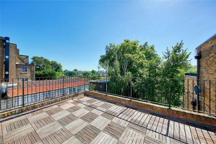 2 Bedroom Flat To Rent In Hill Rise, Richmond, TW10