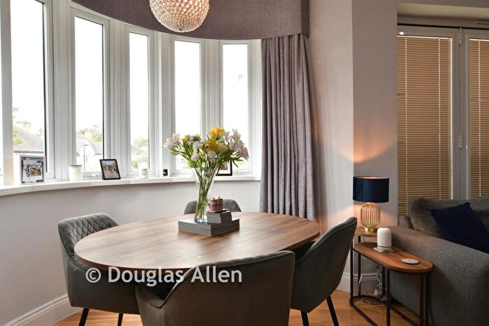 2 Bedroom Flat For Sale In Squirrels Heath Lane, Gidea Park, Essex, RM2