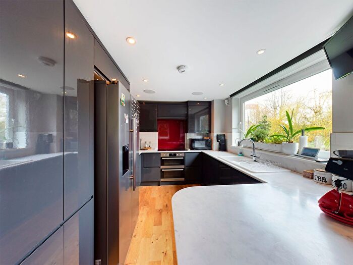 2 Bedroom Flat To Rent In Brighton Road, Raeburn House, SM2