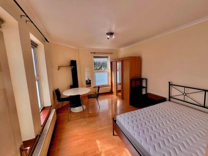 2 Bedroom Flat To Rent In Broadway, London, W13