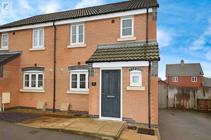 3 Bedroom Semi-Detached House To Rent In Kinross Way, Hinckley, LE10