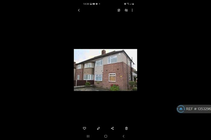 2 Bedroom Flat To Rent In Fullwell Avenue, Ilford, Essex, IG5