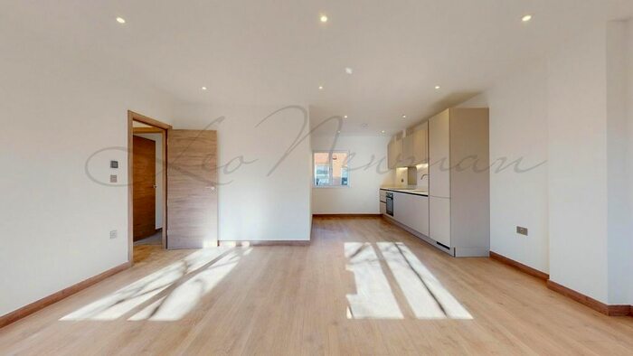 2 Bedroom Flat To Rent In Harvest Lane, Surrey, KT7