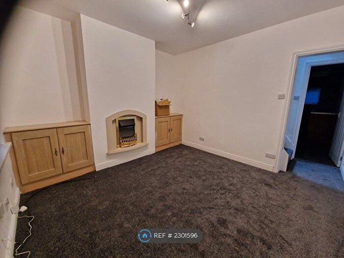 2 Bedroom End Of Terrace House To Rent In Hawthorn Road, Manchester, M40