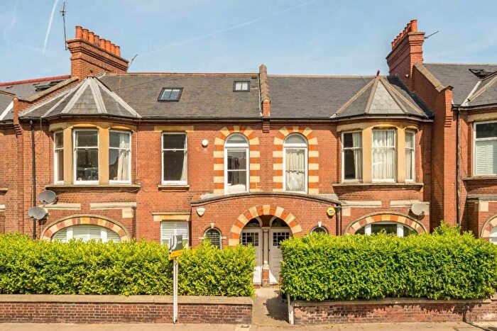 3 Bedroom Flat To Rent In Emmanuel Road, Balham, SW12