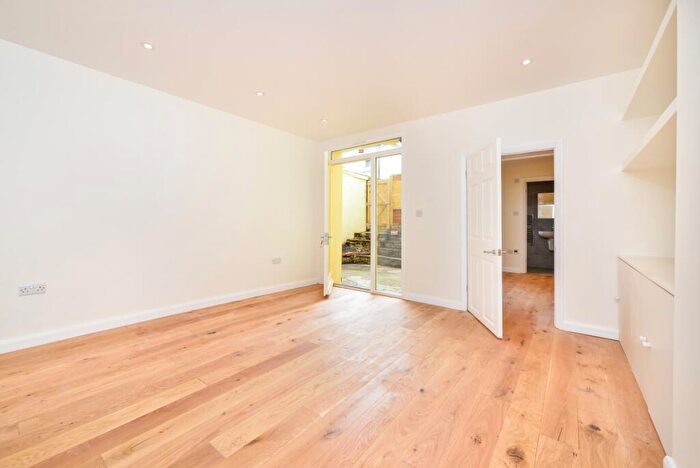 2 Bedroom Flat To Rent In Brunswick Square Hove, BN3