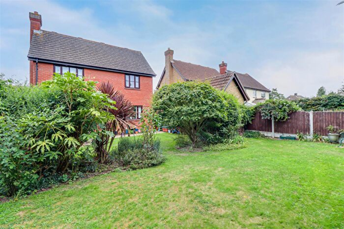 3 Bedroom Detached House For Sale In Alleyn Place, Westcliff-On-Sea, SS0