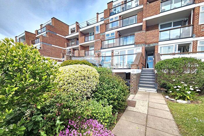 2 Bedroom Apartment For Sale In Marine Parade West, Lee-On-The-Solent, PO13