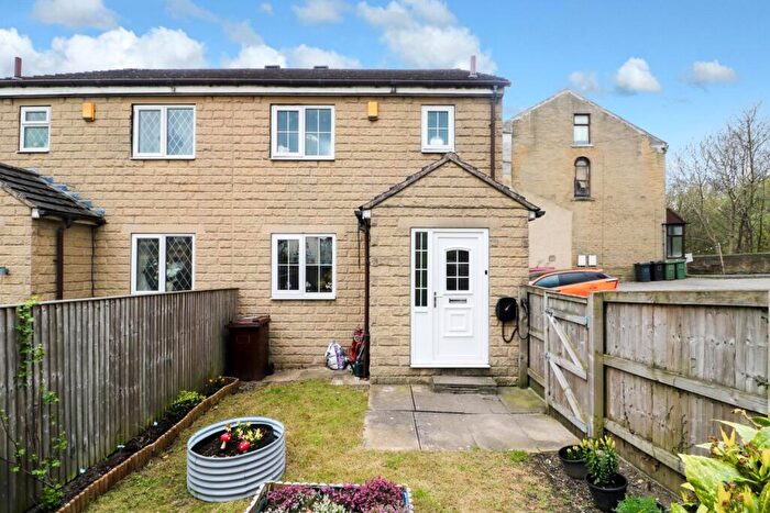 3 Bedroom Semi Detached House For Sale In Serpentine Road, Cleckheaton, West Yorkshire, BD19