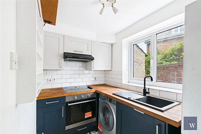 2 Bedroom Flat To Rent In Kempshott Road, London, SW16