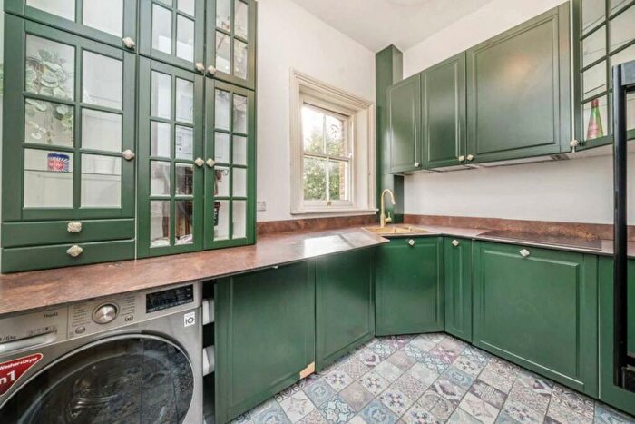 3 Bedroom Flat To Rent In Gloucester Road, Teddington, TW11