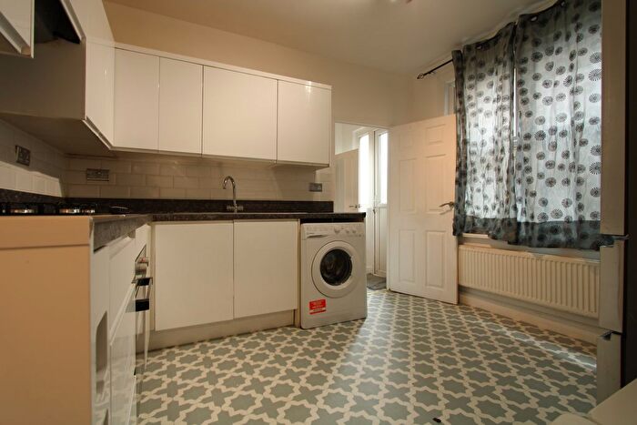 2 Bedroom Flat To Rent In Colliers Wood, SW19
