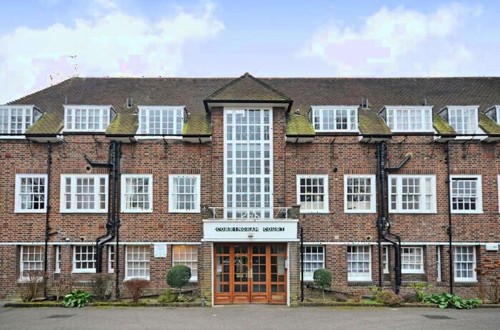 3 Bedroom Flat To Rent In Corringham Road, Hampstead Garden Suburb, London, NW11