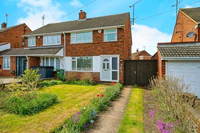 3 Bedroom Property To Rent In Woodford Road, Dunstable, LU5