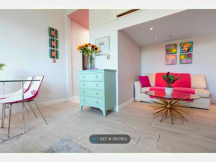 Studio To Rent In Earls Court Square, London, SW5