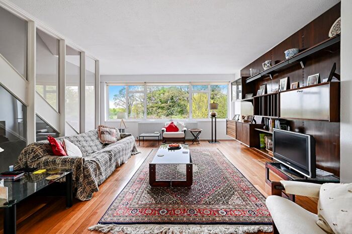 3 Bedroom Property To Rent In Ringwood Gardens, SW15