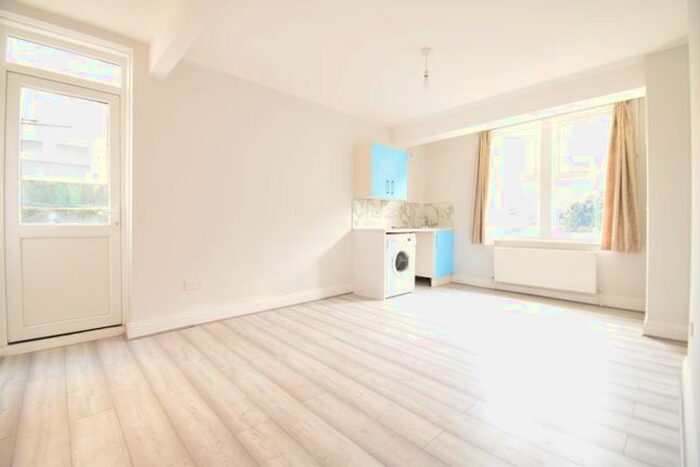 Studio To Rent In Blakemore Road, Streatham Hill, London, SW16