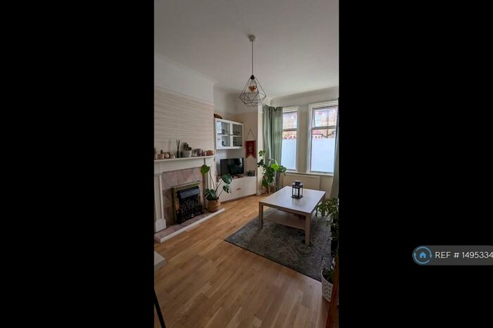 1 Bedroom Flat To Rent In Ground Floor, London, N11