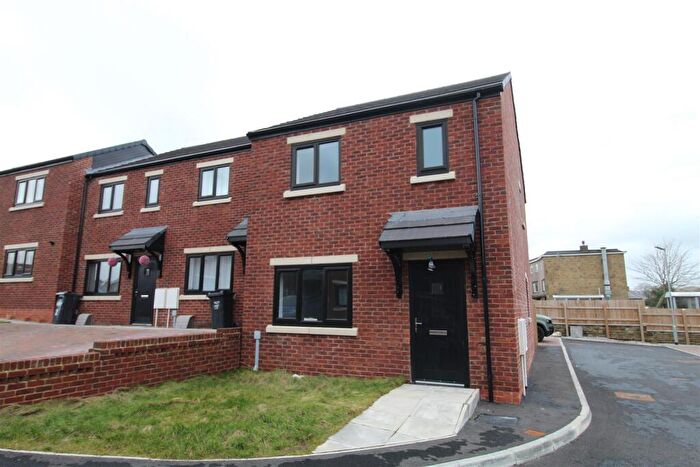 3 Bedroom End Of Terrace House To Rent In Acre Close, Ovenden, Halifax, HX3