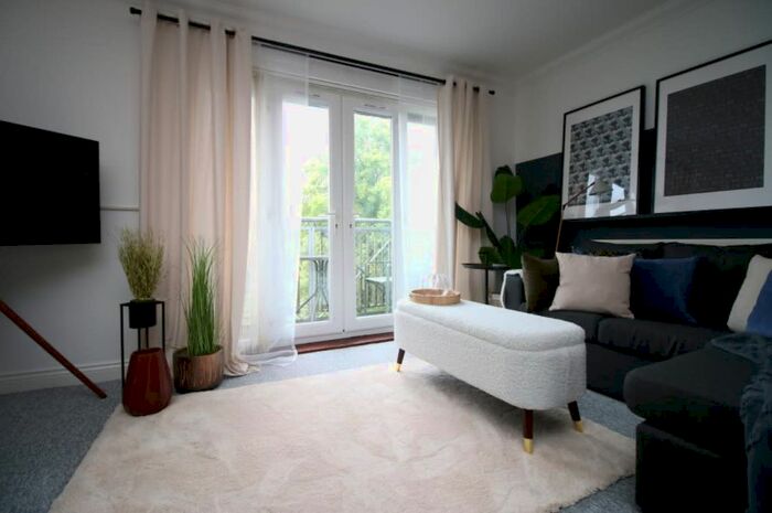 2 Bedroom Flat To Rent In Queensgate, Swindon, Wiltshire, SN1