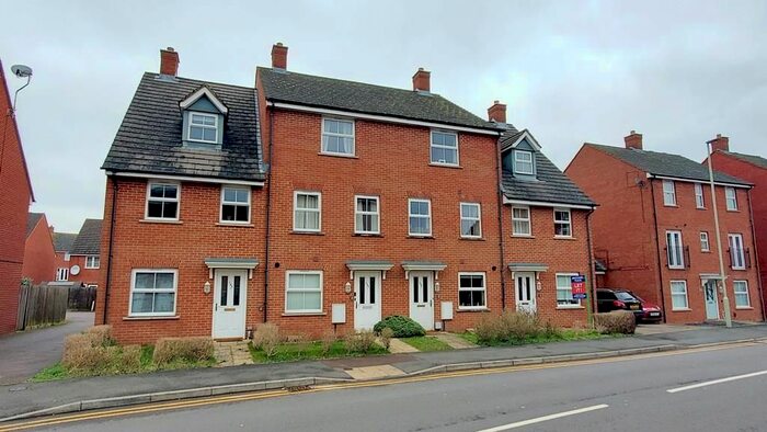 4 Bedroom Town House To Rent In Thatcham Avenue Kingsway, Quedgeley, Gloucester, GL2