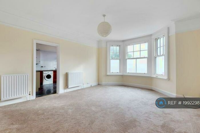 2 Bedroom Flat To Rent In Birch Grove, London, SE12