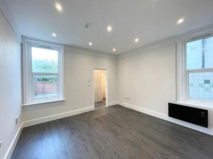 Studio To Rent In York Avenue -, P01