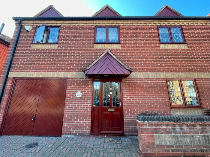 4 Bedroom Semi-Detached House To Rent In Priory Street, Gorleston, Great Yarmouth, NR31