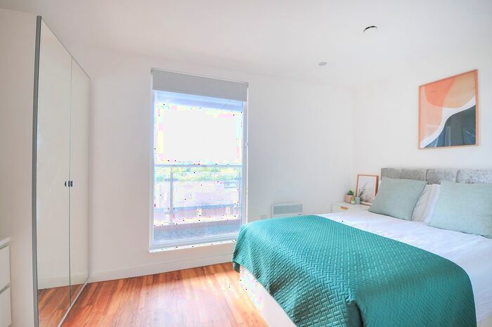 2 Bedroom Flat For Sale In Elmira Way, Salford, M5