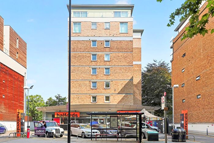 2 Bedroom Flat For Sale In Chiswick High Road, London, W4