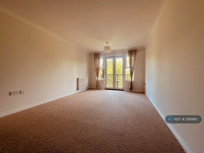 2 Bedroom Flat To Rent In Cobham Close, Enfield, EN1