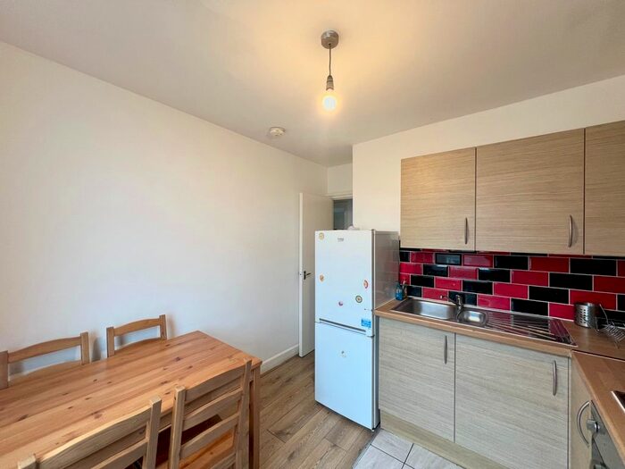 2 Bedroom Flat To Rent In Amersham Road, SE14