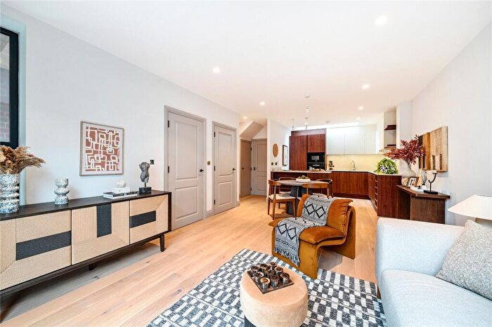 4 Bedroom Terraced House For Sale In Lynwood Close, London, E18