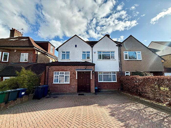 4 Bedroom Semi-Detached House To Rent In Folkington Corner, London, N12
