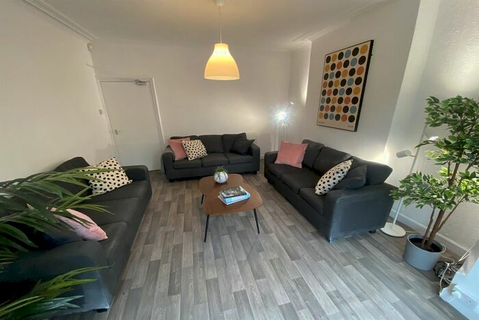 6 Bedroom Semi-Detached House To Rent In Broadgate, Beeston, NG9