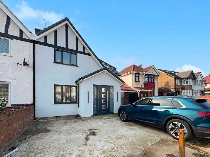 4 Bedroom Semi-Detached House To Rent In North Hyde Lane, Heston, TW5