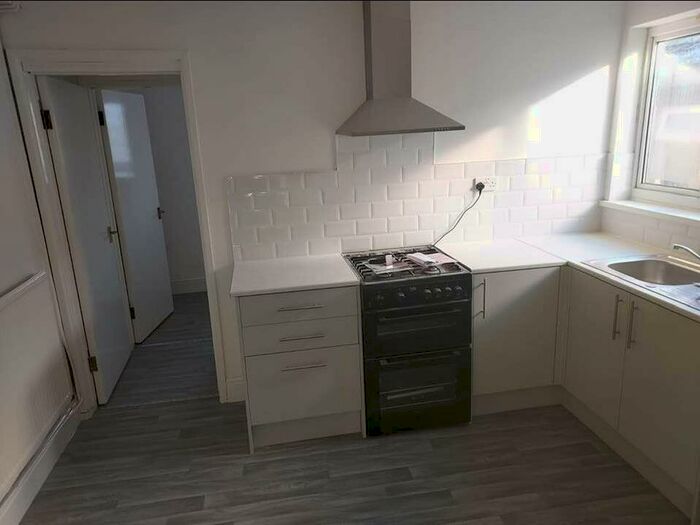 2 Bedroom Flat To Rent In High Street, Ferndale - Ferndale, CF43