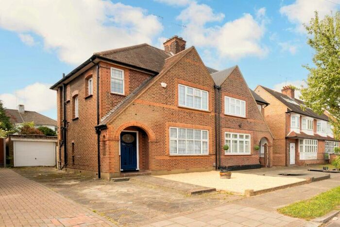 3 Bedroom Semi-Detached House To Rent In Chanctonbury Way, Woodside Park, N12