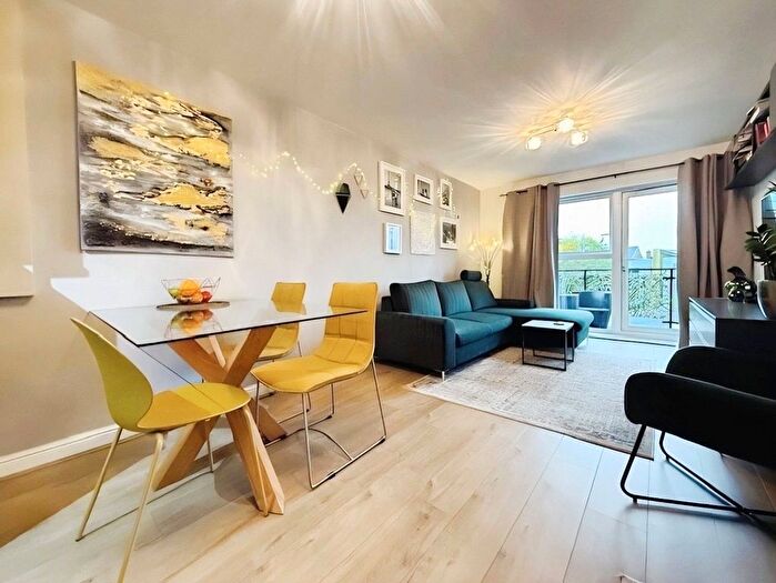 1 Bedroom Flat For Sale In Paddock Close, Windsor, Berkshire, SL4