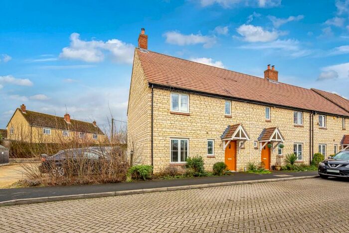 3 Bedroom End Of Terrace House For Sale In Gallosbrook Way, Weston-on-the-Green, OX25