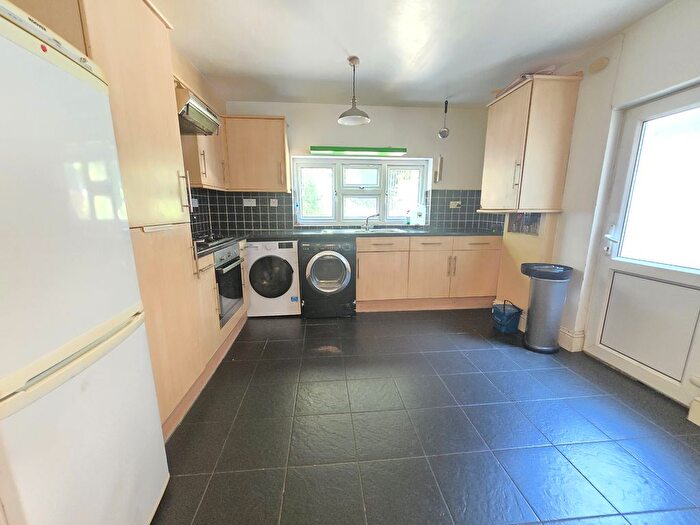 4 Bedroom Flat To Rent In Graham Road, London, E8