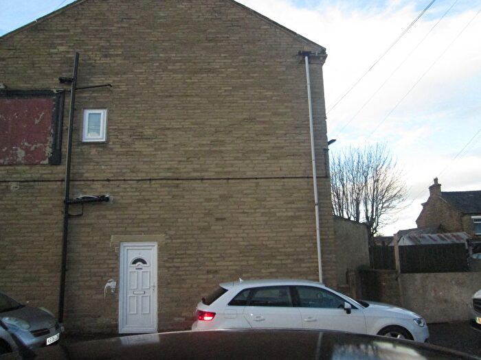 2 Bedroom Flat To Rent In Wakefield Road, Bradford, BD4