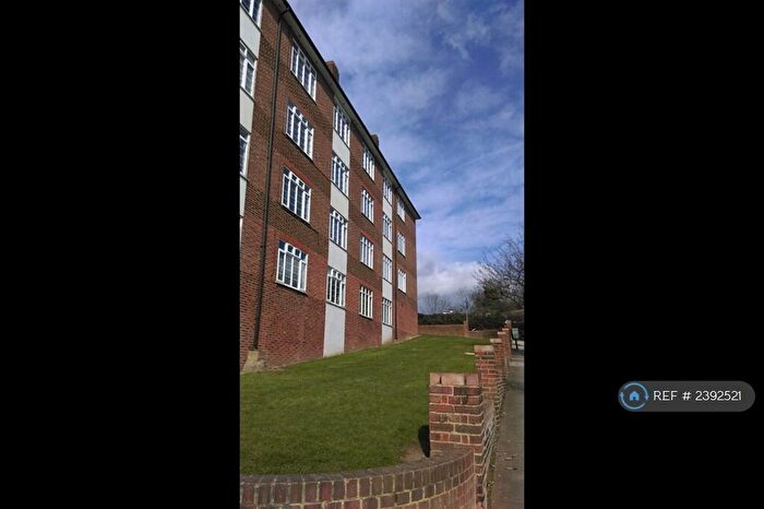 2 Bedroom Flat To Rent In Risborough Close, London, N10