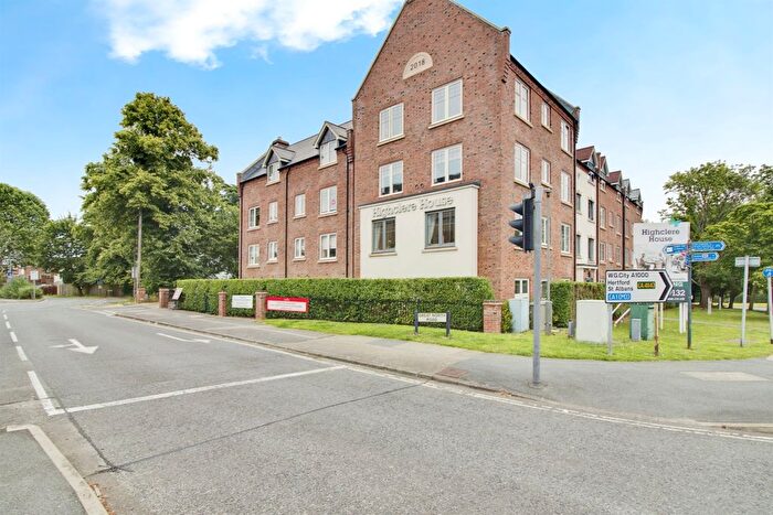 2 Bedroom Flat For Sale In Great North Road, Hatfield, AL9