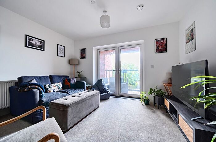 1 Bedroom Flat For Sale In Oregon Court, Toye Avenue, Whetstone, N20