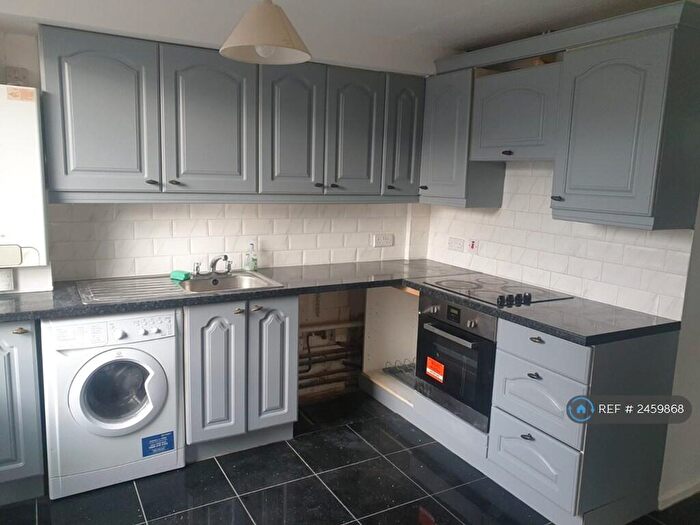 3 Bedroom Flat To Rent In Tanner Point, London, E13