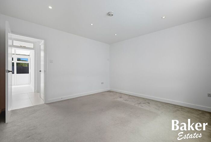 1 Bedroom Flat For Sale In Harbourer Road, Hainault, IG6