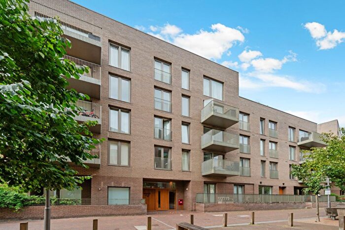 2 Bedroom Flat For Sale In Bowline Court, Brentford, TW8