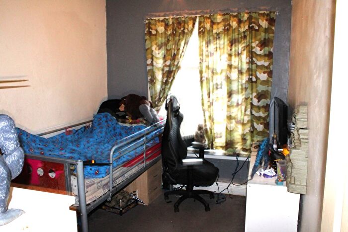3 Bedroom Terraced House For Sale In Lister Avenue, Bradford, BD4