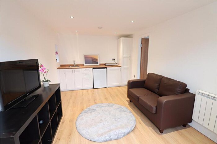 Apartment To Rent In Colin Crescent, London, NW9